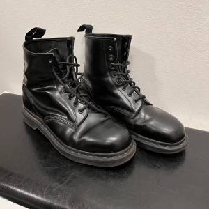 Dr Martens 1460 mono black kängor - Klassiska och stilrena Dr Martens i modellen 1460 och färgen mono black. Ytterst lite creasing men i övrigt är kängorna i mycket bra skick. Köpta för 2000kr