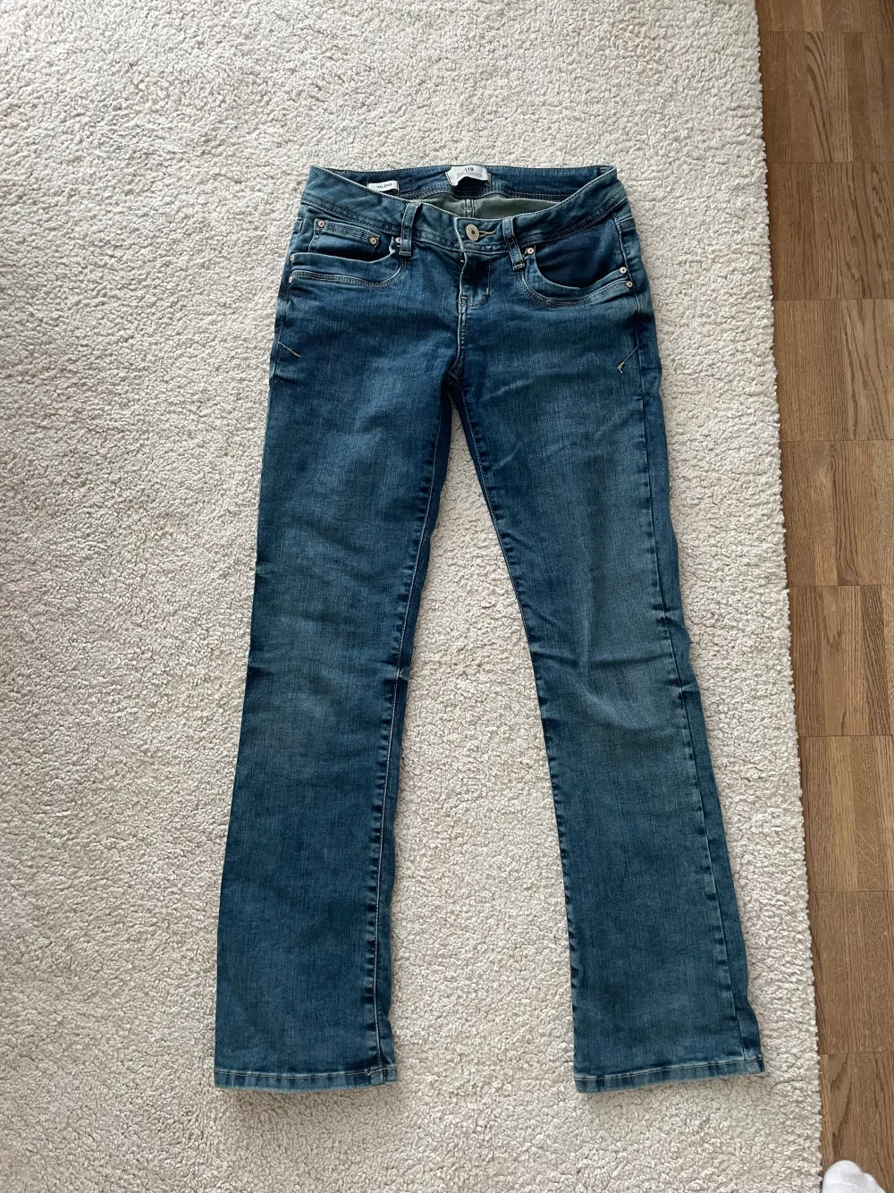 Jag säljer mina super coola och eftertraktade ltb jeans! Jag köpte dom på zalando för 700kr och har använt dom 2-3 ggr🌼dom är lowrise och flare!. Jeans & Byxor.