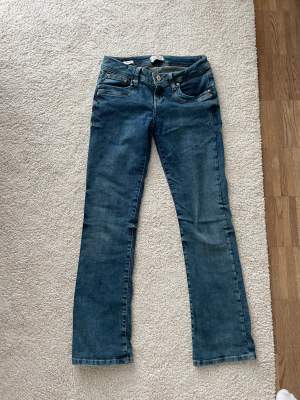 Jag säljer mina super coola och eftertraktade ltb jeans! Jag köpte dom på zalando för 700kr och har använt dom 2-3 ggr🌼dom är lowrise och flare!