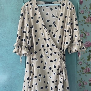 Klänning - Mönstrad klännkng från Wednesday’s Girl köpt på Asos. Storlek M. Använd fåtal gånger. 