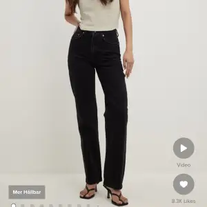 Helt nya, Raka jeans med hög midja från NA-KD, i storlek 40.  Säljer pågrund av felköp 🌸Nypris 549