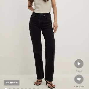 Raka jeans hög midja  - Helt nya, Raka jeans med hög midja från NA-KD, i storlek 40.  Säljer pågrund av felköp 🌸Nypris 549