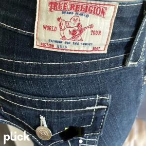 True Religion jeans - Säljer dessa as snygga jeansen som jag köpte här på plick men dom var tyvärr försmå😩 Dörav lånade bilder! Lågmidjade bootcut/straight❤️