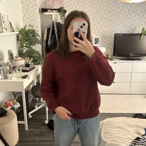 Tjocktröja  - Säljer en vinröd tjocktröja från Shein i storlek S/36, den är i väldigt bra skick.
