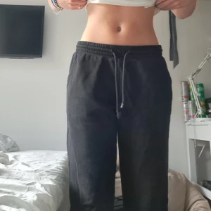 Mjukisbyxor  - Säljer ett par skit snygga mjukisbyxor! Lite slitna vid snörena, men personligen inget jag hade tänkt på.💕 Passar perfekt på mig som e 165!