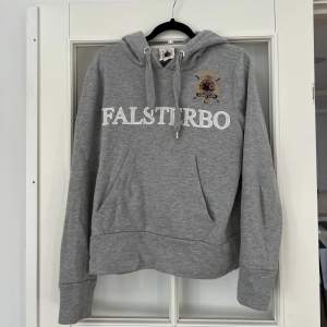 Säljer (tyvärr) min fantastiska Falsterbo hoodie pga att jag växt ur den🤍 Köp nu och få gratis frakt! Pris kan diskuteras. Alla kläder kommer självklart tvättas en extra gång innan leverans📦
