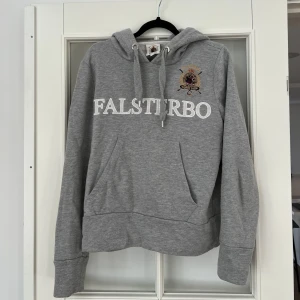 Falsterbo hoodie - Säljer (tyvärr) min fantastiska Falsterbo hoodie pga att jag växt ur den🤍 Köp nu och få gratis frakt! Pris kan diskuteras. Alla kläder kommer självklart tvättas en extra gång innan leverans📦
