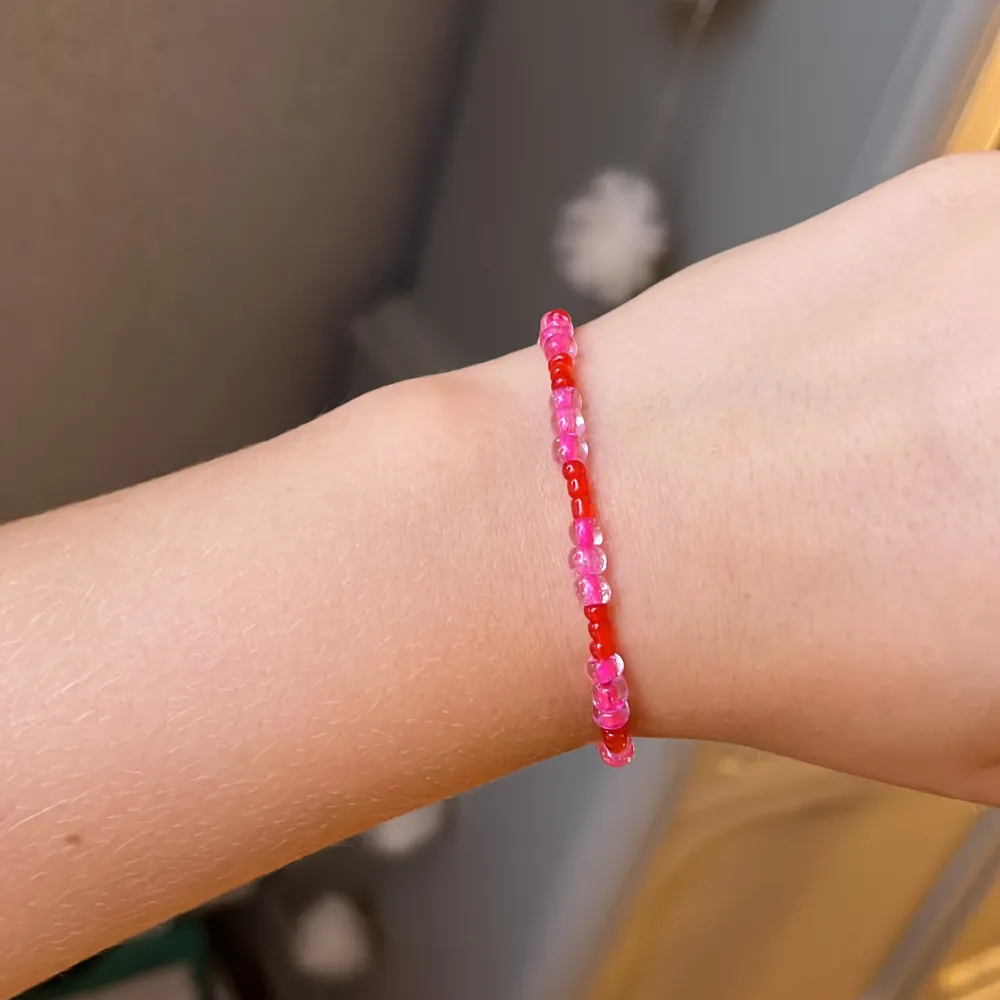 Super fint rosa, rött armband som är superfint! Jag har gjort armbandet själv✨✨. Accessoarer.