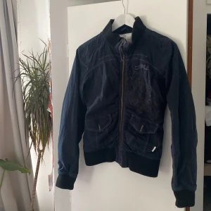 Jacka - jättesnygg jacka som tyvärr simpelt nog bara aldrig kommer till användning, bra skick, använd fåtal gånger och inga synliga defekter 