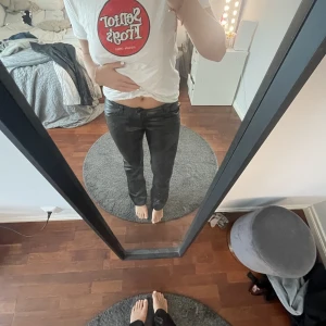 Skinnbyxor bikbok - Skitsnygga midwaist skinnbyxor från Bikbok!! Storlek 38 men passar t mindre storlekar. Nypris 600