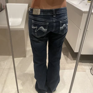 Jeans - Lågmidjade Bootcut jeans i storlek W27 L35