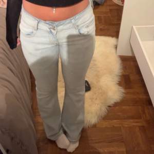 Intressekoll på dessa skitsnygga lågmidjade jeans köpta på Terranova i Grekland. Inte säker på om jag vill sälja så säljer endast vid bra bud.  Köpta för 500 Passar även bra för de som brukar ha storlek 34.