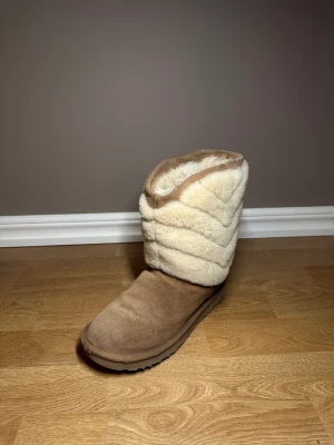 Uggs i beige - Beiga uggs som inte längre passar och tar bara plats i hemmet. Det finns lite bruna fläckar på högra skon som sista bilden visar, men annars finns det inga andra defekter. Lådan till skorna finns kvar. Storlek: 37. OBS! Köparen står för frakt💕