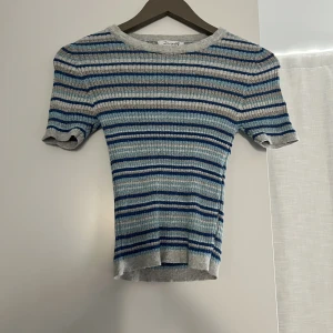 Topp från Design by Si - Glittrig jeans 