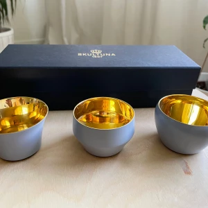 SKULTUNA Ljuslycktor - Tre ljushållare från Skultuna. Guldig insida och ljusgrå utsida. Oanvända. Nypris 748.