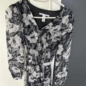 Klänning - Klänning från nelly, använd bara en gång. Fin och bekväm. Är i mycket bra skick och normal i storlek!