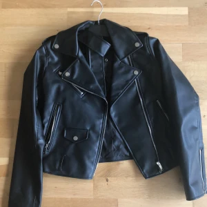 Svart skinnjacka zara dam  - Storlek S från zara. Den är i bra skick. För liten för mig. 