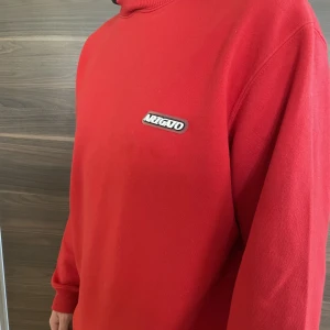 Axel Arigato hoddie  - Röd hoddie med svart luva, inte vart använd många gånger. Inga tecken på skada eller användning. 