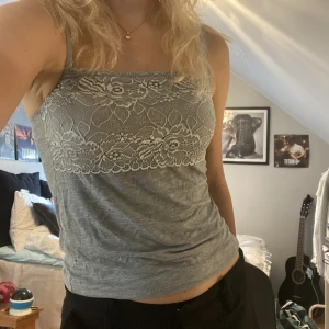 Grått linne - superfint linne köpt här på plick men som tyvärr inte kommer till användning av mig. Passar S-M. Hör av er vid frågor eller liknande!🤗