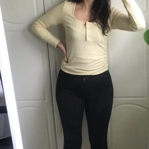 Gina Tricot Perfect Jeans - Svarta bootcutjeans med stretch. Superfina men tyvärr lite för små för mig nu. Passar perfekt på en storlek 38! 