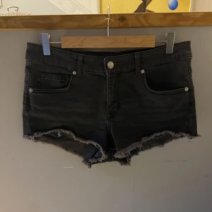 Snygga shorts! - As snygga shorts från hm! Köpte dem denna sommaren men säljer pga att jag inte använder dem längre! Dem är i ganska så nyskick! Dem är strl 40 men passar en 38