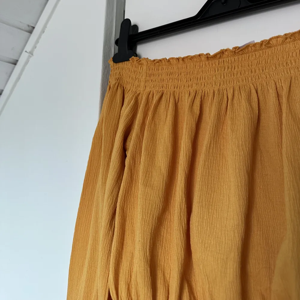 Gul/orange off shoulder tröja från h&m i jätte fint skick då knappt använd 💛🧡. Toppar.