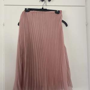 Rensar garderob pga flytt. En rosa volangkjol i storlek 36. Är använd men fortfarande i fint skick. Säljer för 80kr 