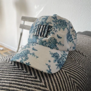 Huf Keps - Vit keps med blomm mönster Märke Huf