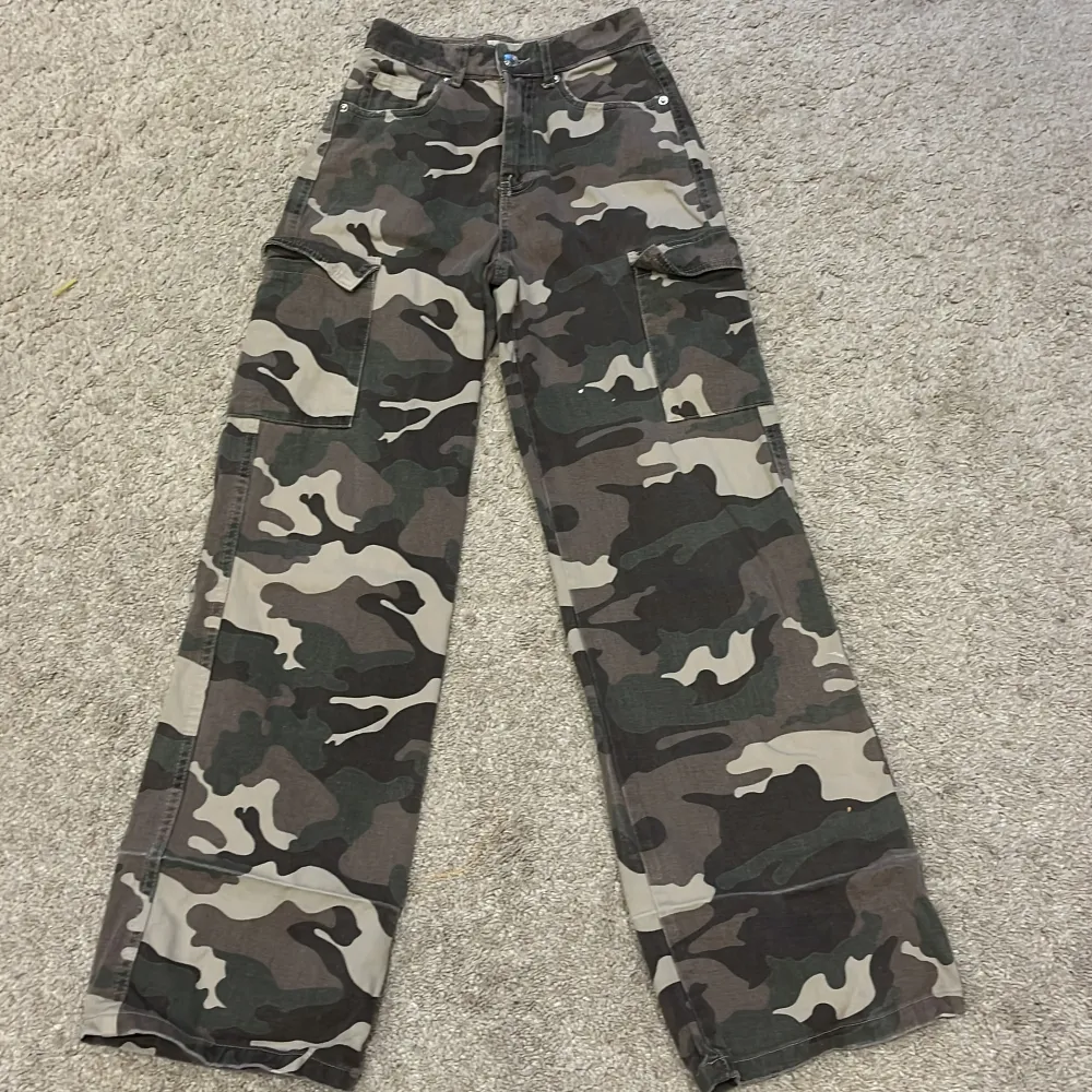  dessa camouflage byxor säljs PGA lite andvändnig.. Jeans & Byxor.