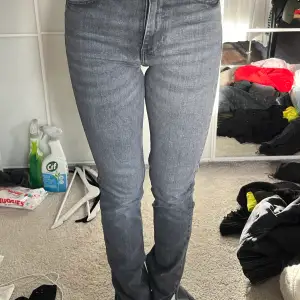 Fina jeans från zara med en sluta på sidan av benen 