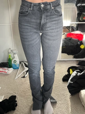 Populära jeans från zara  - Fina jeans från zara med en sluta på sidan av benen 