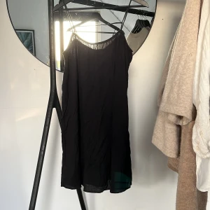 Klänning  - En standklänning ifrån hm som aldrig kommer till användning 