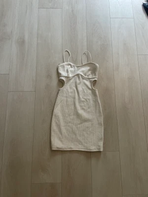 Vit klänning  - Vit klänning i storlek från beshka i storlek M