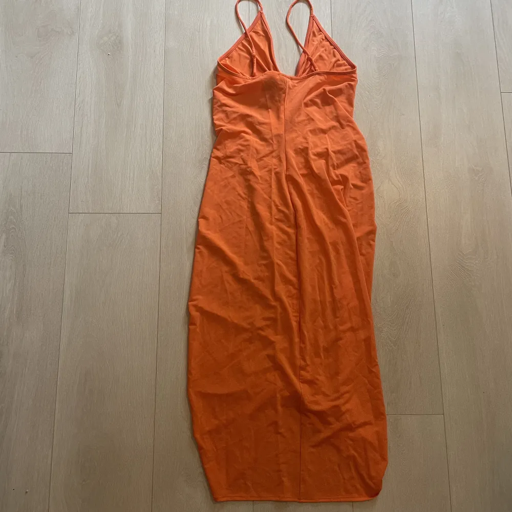 Orange klänning från HM. Aldrig använd med lappen kvar. Klänningar.