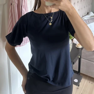 Elegant tröja med puffärm  - Marinblå, jättefint skick 