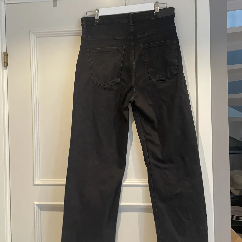 Ett par svarta jeans från lager157 i storlek L. De är helt oanvända. Köptes för 399 men säljer för 100+frakt. Jeans & Byxor.