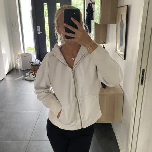 Brandy Melville hoodie vit - Super fin hoodie från Brandy Melville. Aldrig använd, storlek S