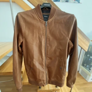 Brun pull & bear läder jacka  - Brun fake läder jacka ifrån pull & bear! Storlek M.