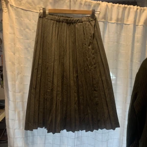 Skolkjol - Luftig o bekväm långkjol. Använd 1 gång. Lite som en japansk skol kjol