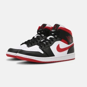 Jordan 1 - Säljer ett par jordans 1 som är helt slutsålda på hemsidan. Köpta förra året och endast använda 2 gånger. ☺️❤️