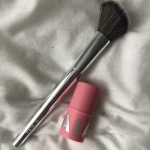 blush stick 🩷 - blush i färgen cupcake glaze och borsten F06 🩷testad få gånger.