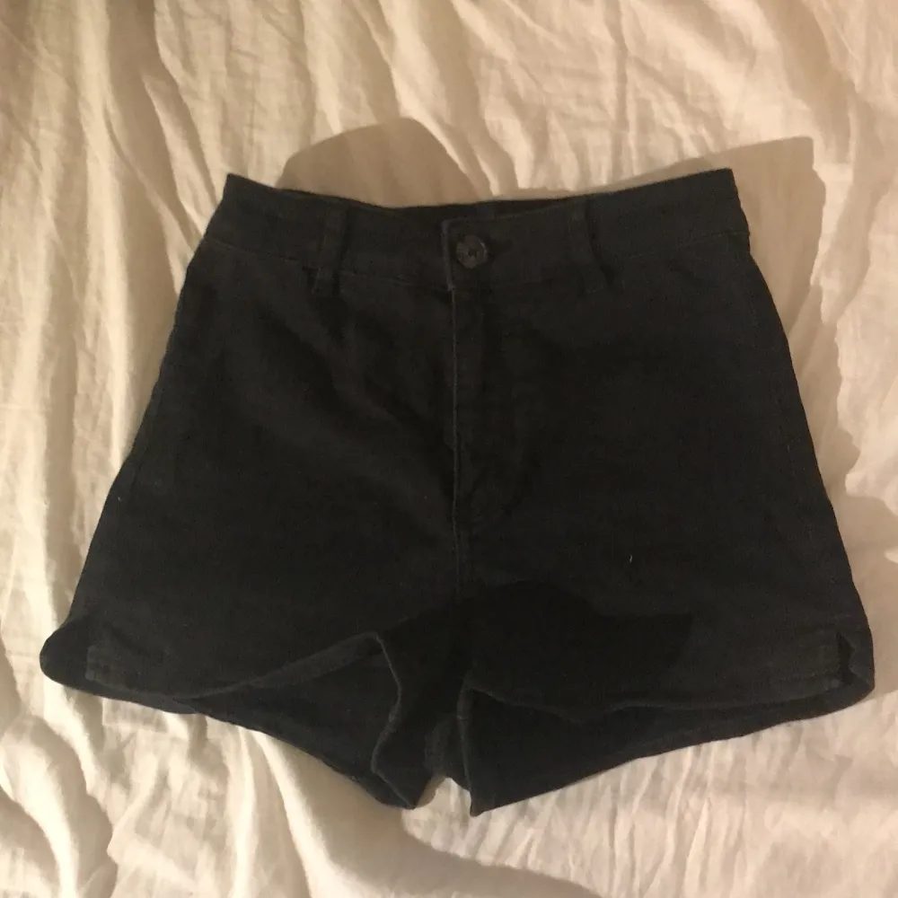 Säljer dessa svarta högmidjade jeansshorts från hm,divided i storlek 34💕. Shorts.