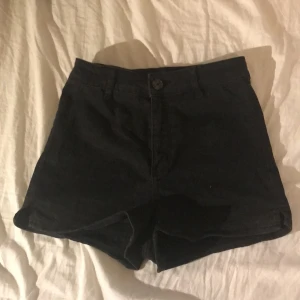 Svarta jeansshorts  - Säljer dessa svarta högmidjade jeansshorts från hm,divided i storlek 34💕