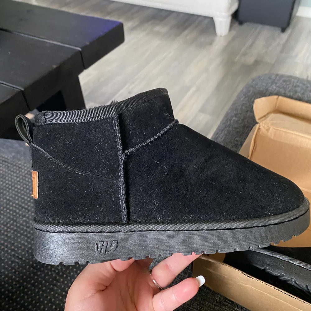 Pris kan diskuteras! Säljer nu ett par fake uggs, de är helt oanvända. Stolek 37 och inköpspris 1000kr. Dem är från oceane 350kr vid snabb affär!. Skor.