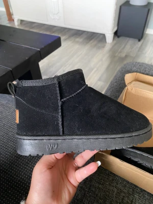Vinterskor - Pris kan diskuteras! Säljer nu ett par fake uggs, de är helt oanvända. Stolek 37 och inköpspris 1000kr. Dem är från oceane 350kr vid snabb affär!