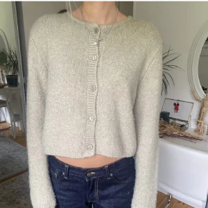 Zara kofta - (Lägger upp igen pga oseriös köpare) Superfin ljusgrön stickad kofta från Zara! Bra skick🌸 frakt på 60kr tillkommer