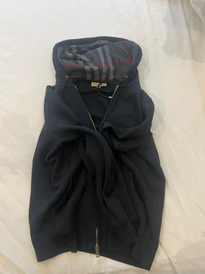 Burberry zip up hoodie - Burberry zip up hoodie  Nypris : Ca 4000 Storlek : L  Äkta såklart Köpt i marbella för 1-2 år sedan  Tappat bort kvitto 