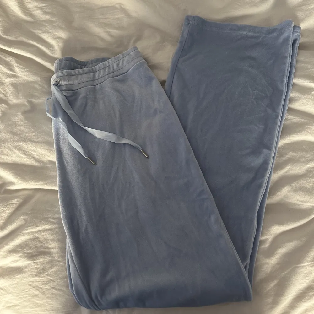 Mjukisbyxor från Gina tricot. Använda men i bra skick, ljusblåa 🌸. Jeans & Byxor.