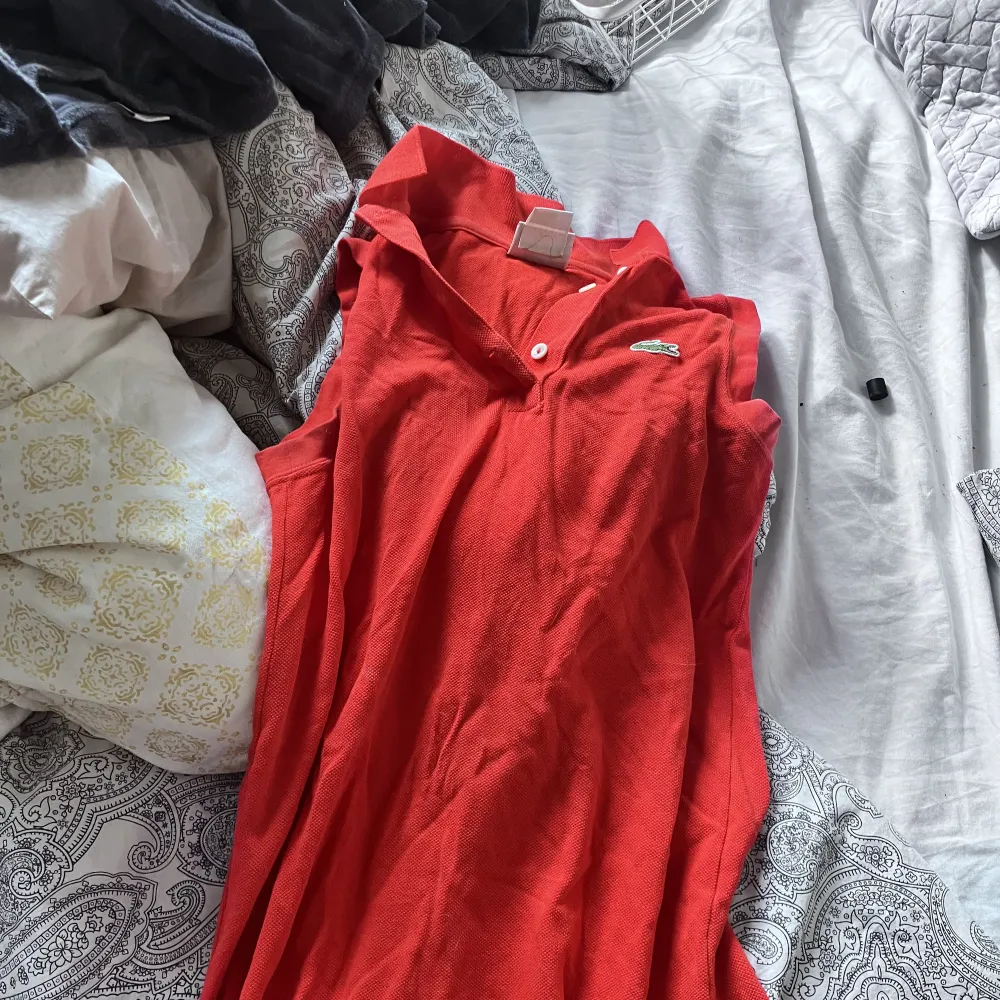 En röd Lacoste klänning jag köpte på humana för kanske ett år sen som inte har kommit till användning sen dess❤️. Klänningar.