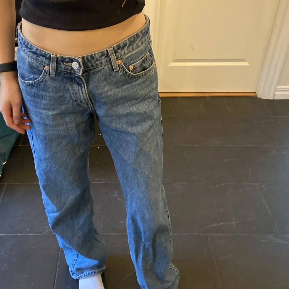 jättefina low waist jeans i nyskick!!! superfin blå färg 💙 köptes för 590:- säljs pga tyvärr för stora . Jeans & Byxor.